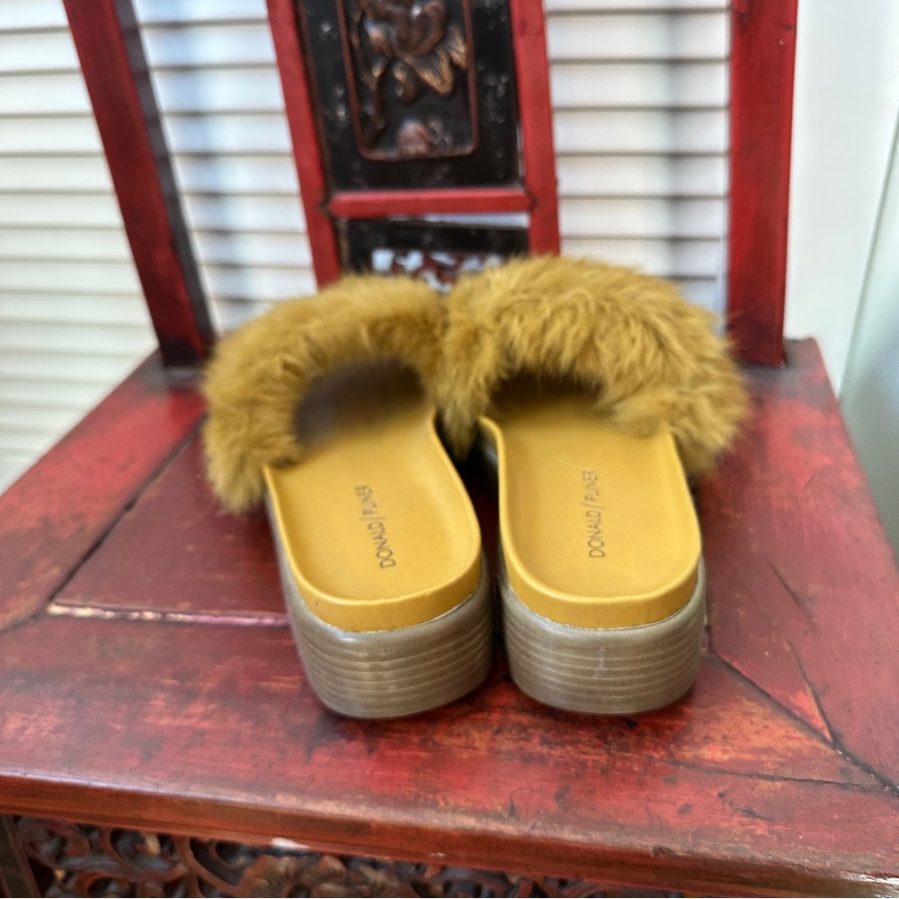 Donald J. Pliner Women's gold  Furfi Slide Sandals 7.5 M - Picture 3 of 7